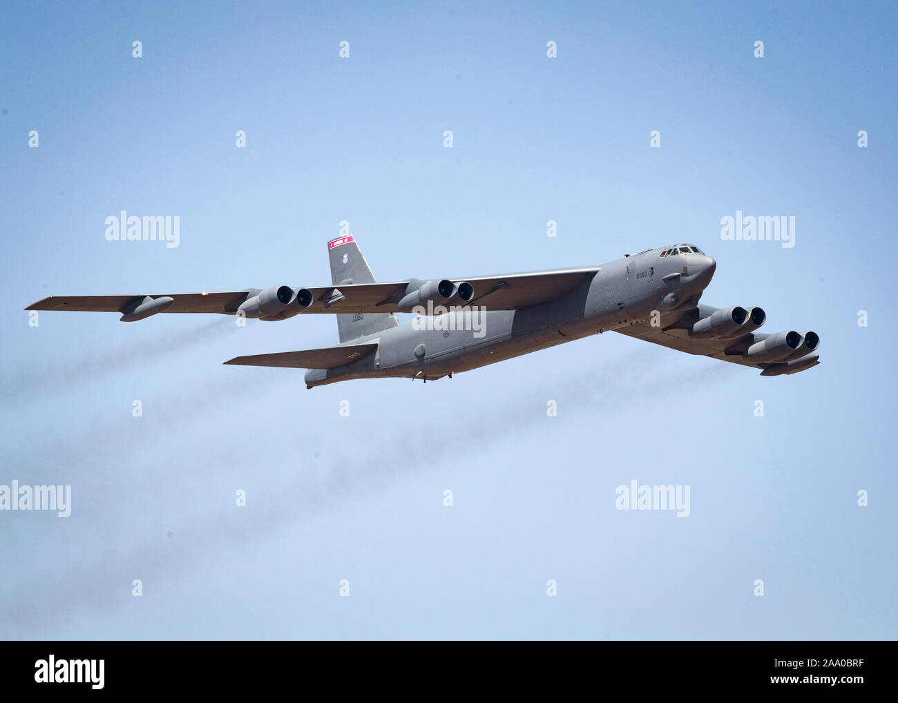 Ein US Air Force B-52 Stratofortress macht eine Überführung in der Air Force Station bei Yelahanka, Amritsar, Indien, Jan. 20, 2019. Die fünftägige Luftfahrtmesse Aero India, bot Gelegenheit, Partnerschaften zwischen den USA und Indien zu stärken. Stockfoto