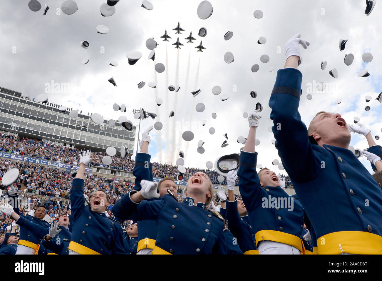 Us Air Force Academy Klasse von 2019 Absolventen ihre Hüte in den Himmel werfen wie die US Air Force Thunderbirds brüllen Overhead während der Absolventenfeier in Colorado Springs, Colo., 30. Mai 2019. Während der Zeremonie 989 Kadetten die Bühne überquert Neueste zweite leutnants der Luftwaffe zu werden. (U.S. Air Force Foto von Darcie L. Ibidapo) Stockfoto