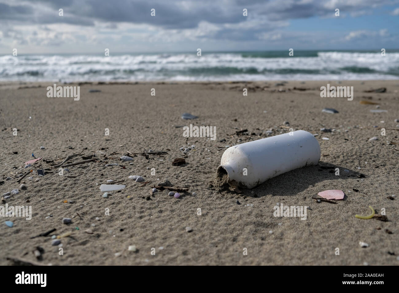 Kunststoffbehälter im Winter Küste über blur Hintergrund, Planeten retten Konzept Stockfoto