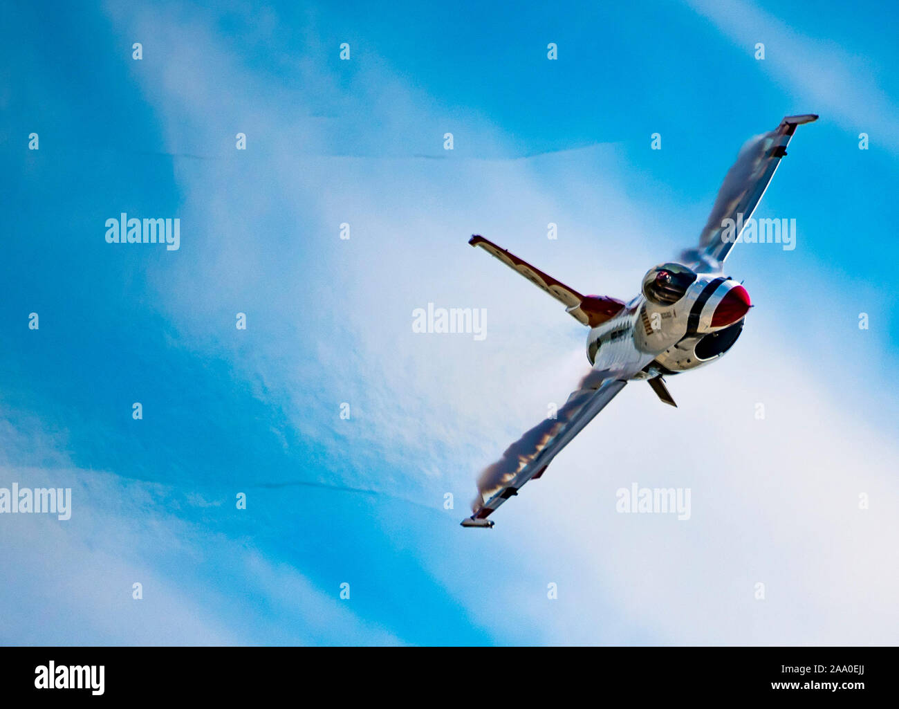 Die US-Air Force Demonstration Squadron 'Thunderbirds' an der Fort Wayne Air Show in Fort Wayne, Indiana, Juni 7, 2019 durchführen. Seit 1953, das Thunderbirds Team hat als America's Premier Luft demonstration Squadron, mit den lebenswichtigen Auftrag zu gewinnen, zu halten und die vergangenen, gegenwärtigen und zukünftigen Flieger inspirieren anvertraut. Stockfoto