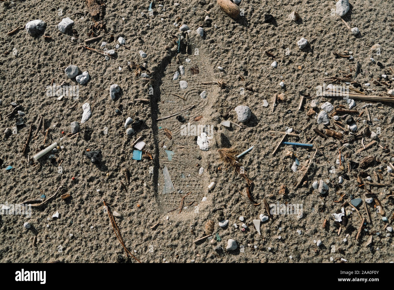 Micro Kunststoff Küste Verschmutzung, Fußabdruck, planet Ökosystem problem Konzept Stockfoto