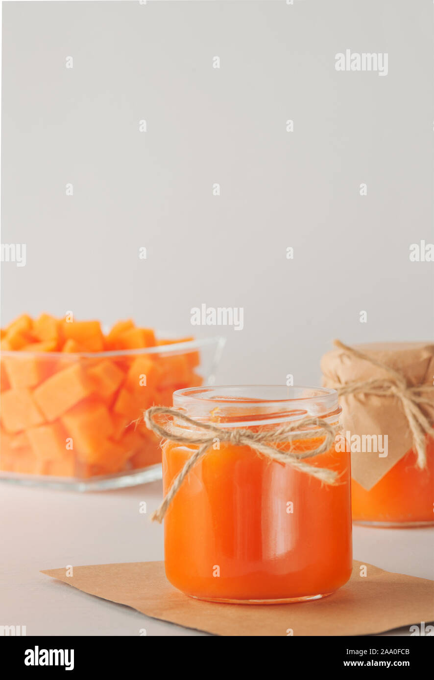 Hausgemachte Kürbis Marmelade in die Gläser auf dem Tisch. Herbst Rezepte, Gerichte aus einem Kürbis. Erhaltung. In vertikaler Ausrichtung Hintergrund. Stockfoto