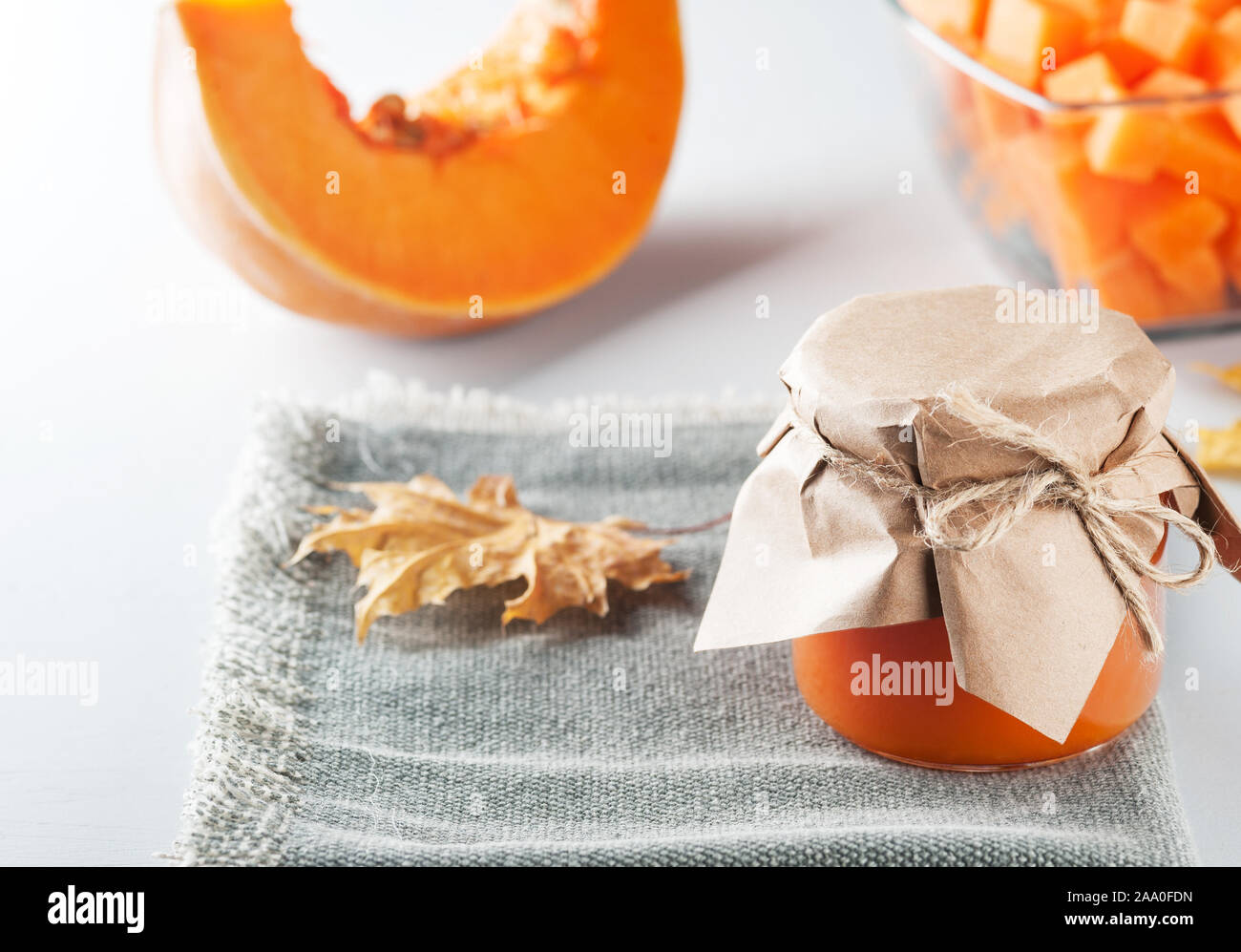 Hausgemachte Kürbis Marmelade in die Gläser auf dem Tisch. Herbst Bewahrung. Horizontal mit selektiven Fokus. Stockfoto