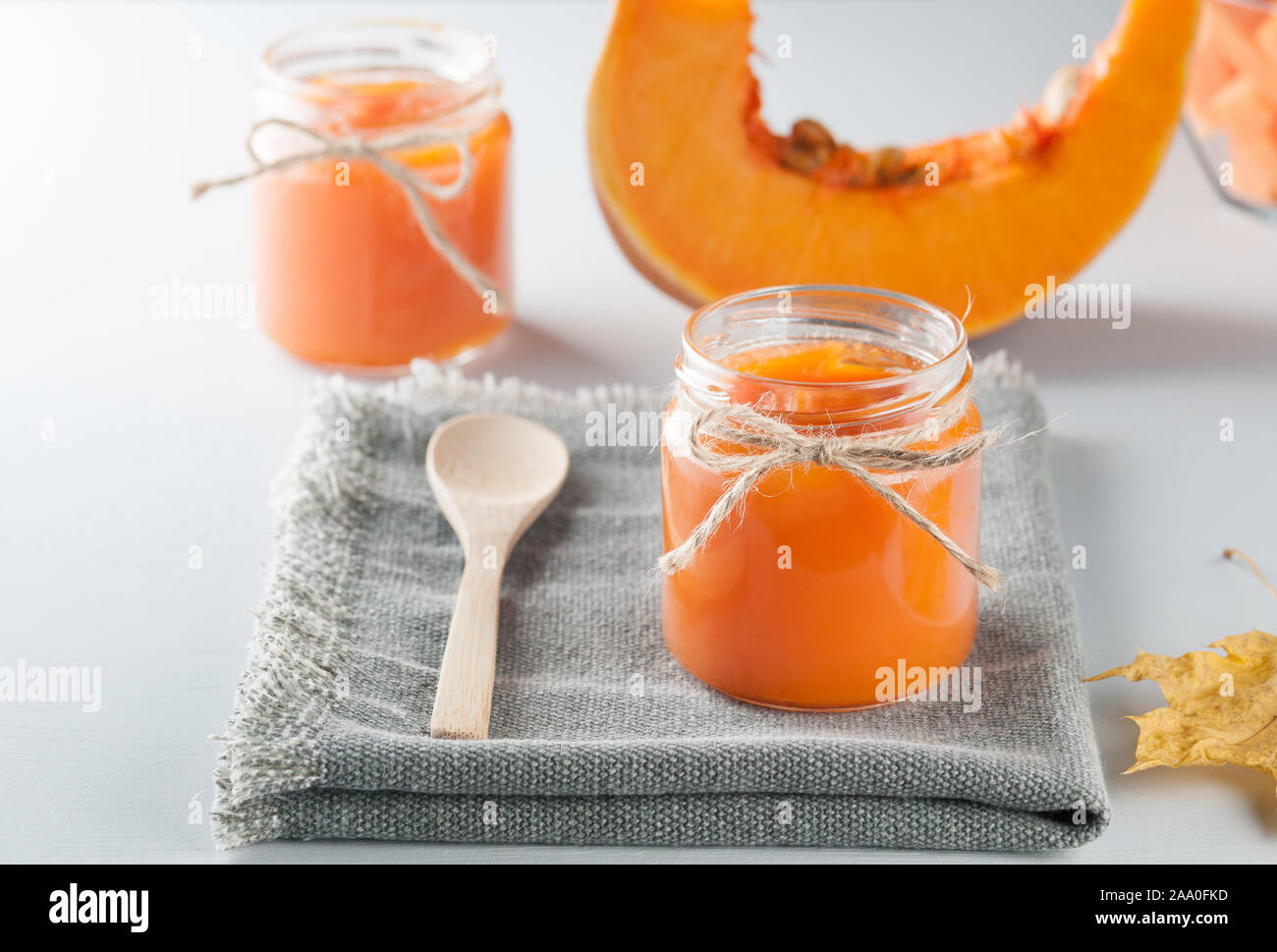 Sweet Orange Marmelade aus Kürbis auf die Serviette über Hintergrund. Herbst hausgemachte Speisen. Horizontal mit selektiven Fokus. Stockfoto