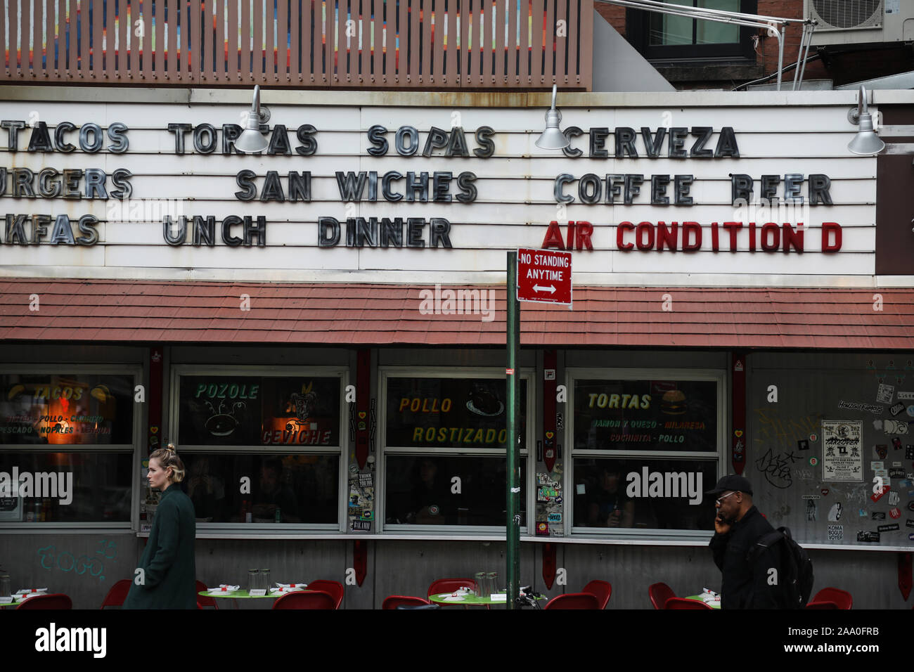 Beschilderungen und Tische draußen La Esquina mexikanischen Diner, Nolita, New York Stockfoto