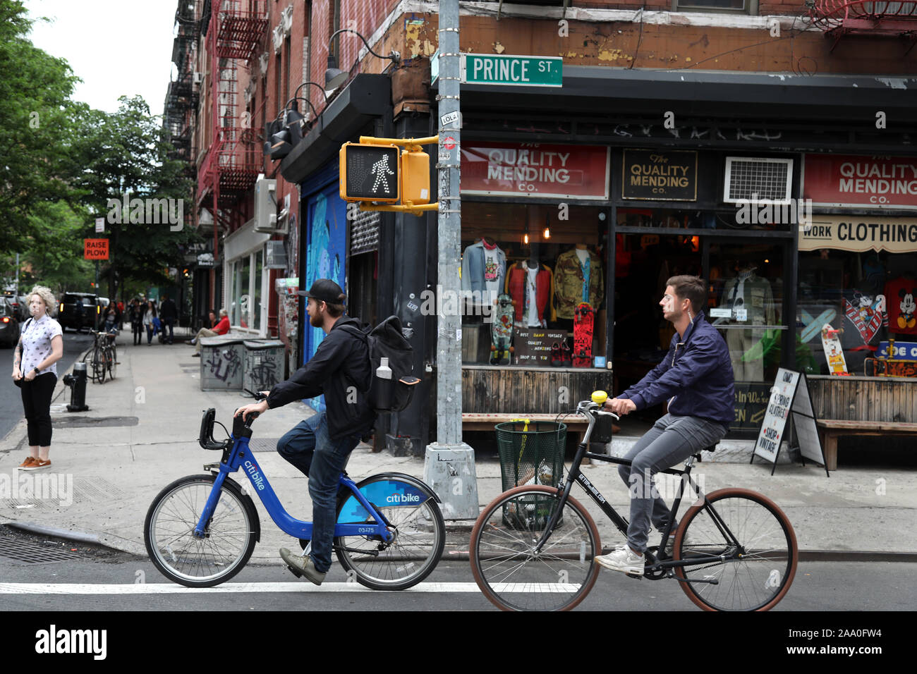 Zwei junge Männer Zyklus in Nolita, Lower Manhattan, New York Stockfoto
