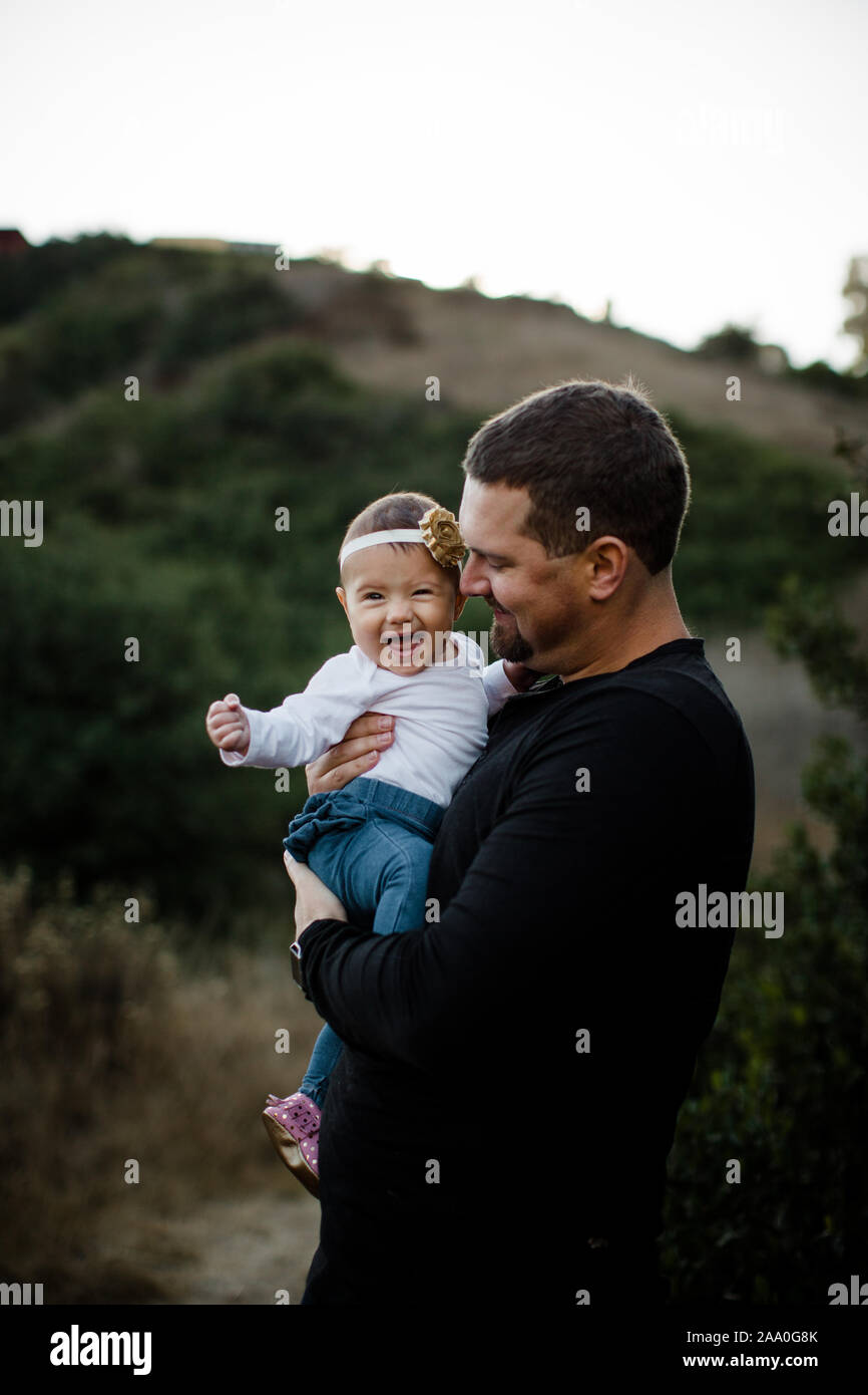 Vati mit Kind Tochter als Baby lächelt Stockfoto