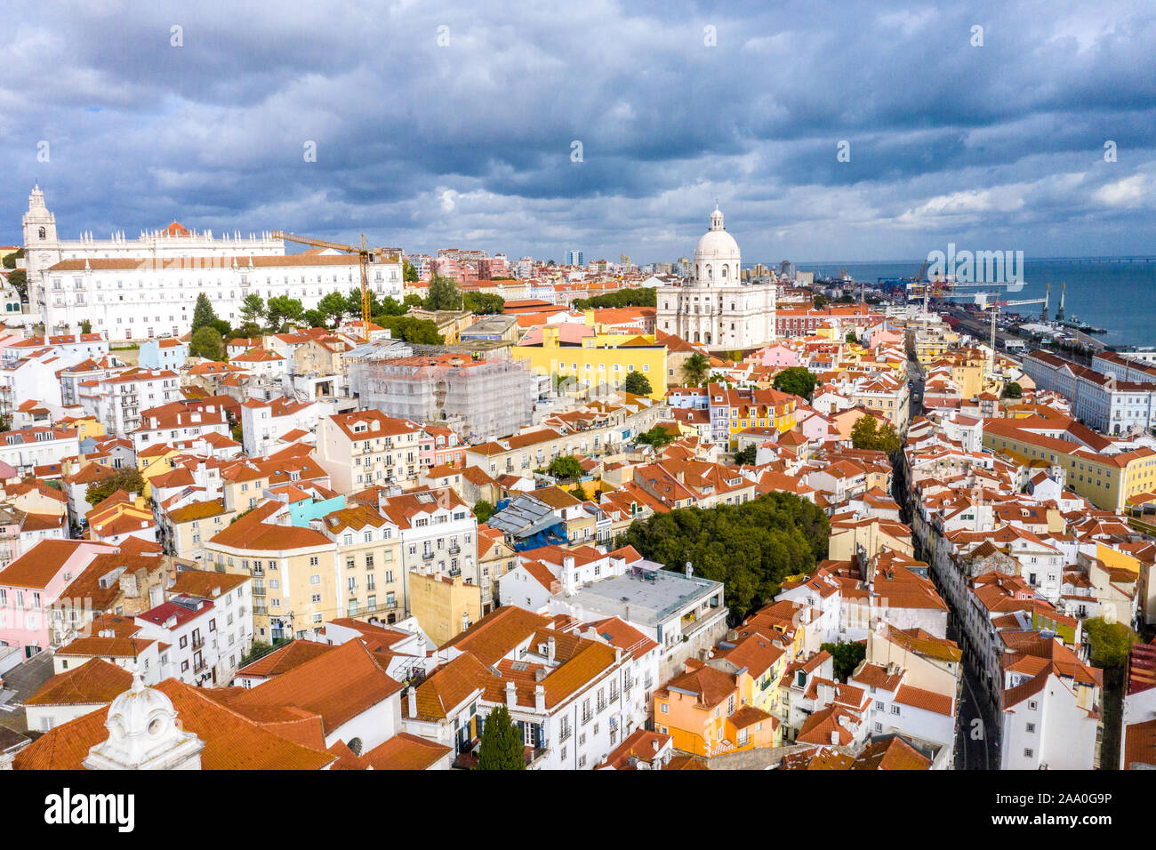 Der Hügel von Alfama von Lissabon - Luftbild vom Handel Platz Praça do Comercio Stockfoto