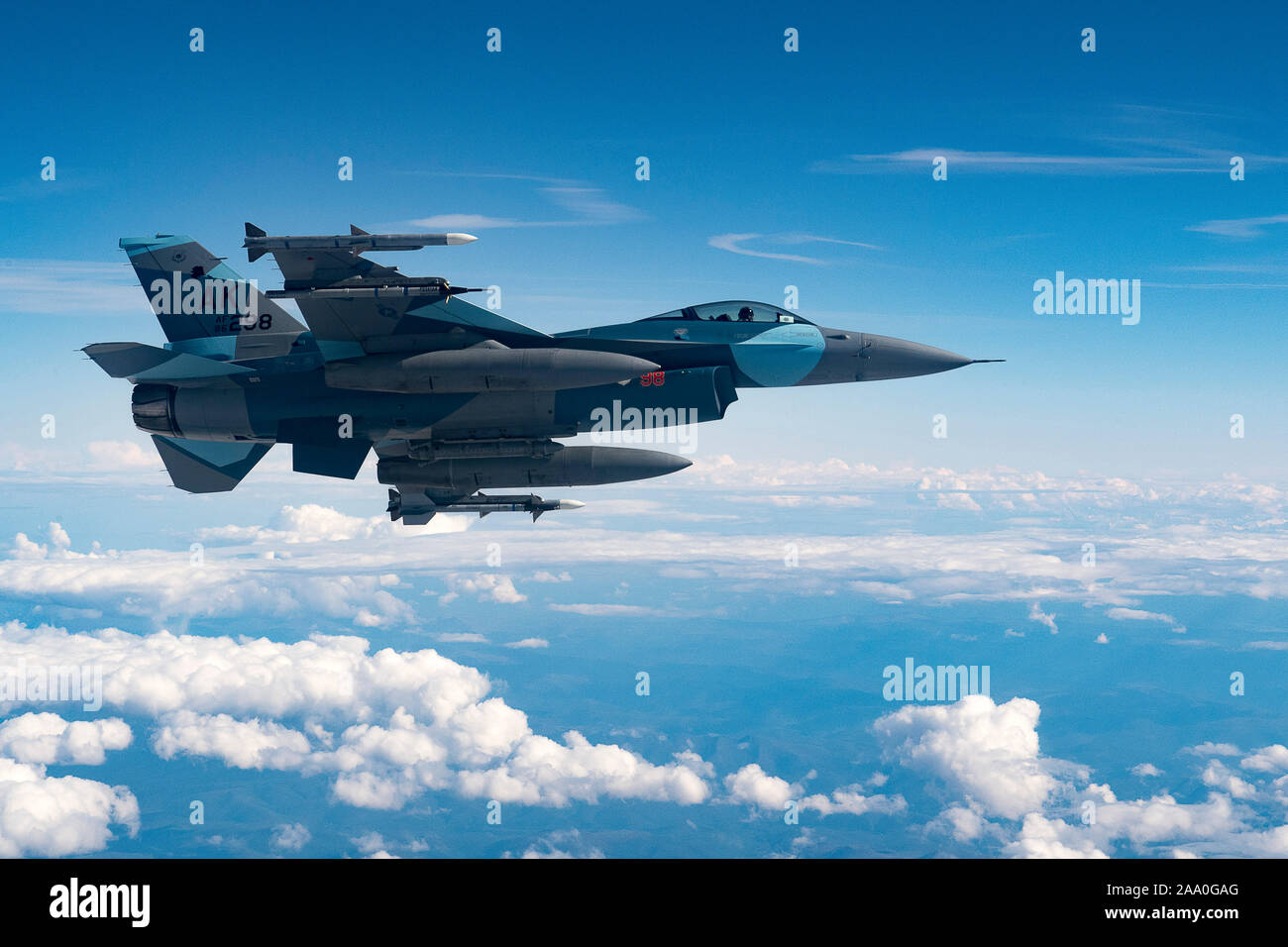 Eine Luftwaffe F-16 Fighting Falcon fliegt während der roten Flagge - Alaska 19-2, 13. Juni 2019, bei Eielson Air Force Base, Alaska. Rote Fahne - Alaska, eine Pacific Air Forces - geförderte Übung, ist entworfen, um realistische Ausbildung in einer simulierten Bekämpfung der Umgebung für gemeinsame und internationale Kräfte zur Verfügung zu stellen. Stockfoto