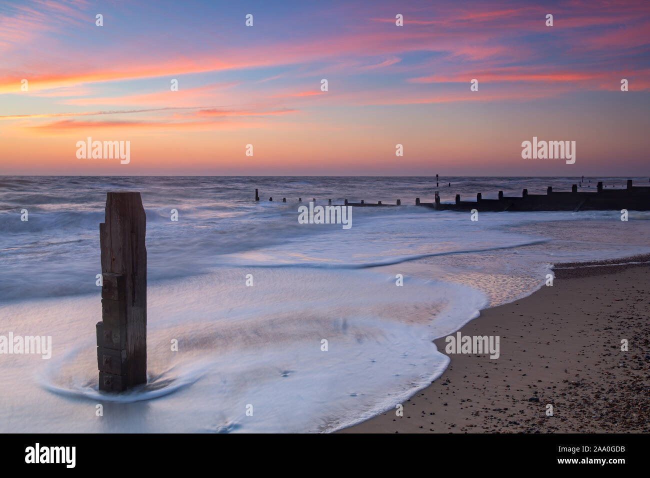 Wellenbrecher am Southwold Beach bei Sonnenuntergang, Suffolk UK Stockfoto