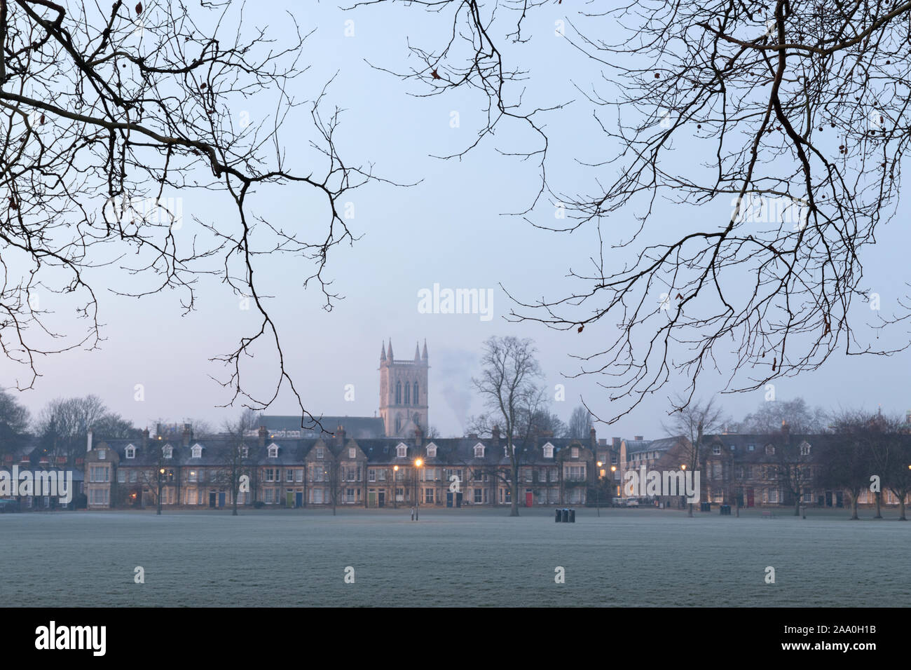 Blick über Jesus Green in Richtung St. John's Chapel, Cambridge University, Cambridge, Großbritannien Stockfoto