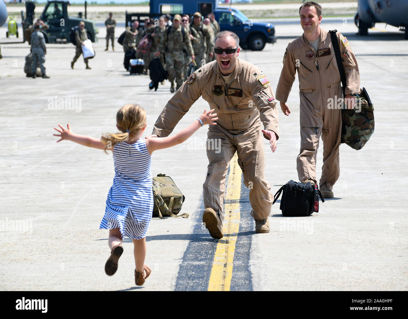 Die 143 d Airlift Wing begrüßt Home mehr als 100 Flieger aus ihren letzten Einsatz zur Unterstützung der Operation, die die Freiheit des Sentinel, 4. Juli 2019 an Quonset Air National Guard Base, North Kingstown, R.I. Die Flieger wieder gehören Personal aus einem Querschnitt der Luftverkehr, Aircraft Maintenance und Support Spezialitäten. Stockfoto