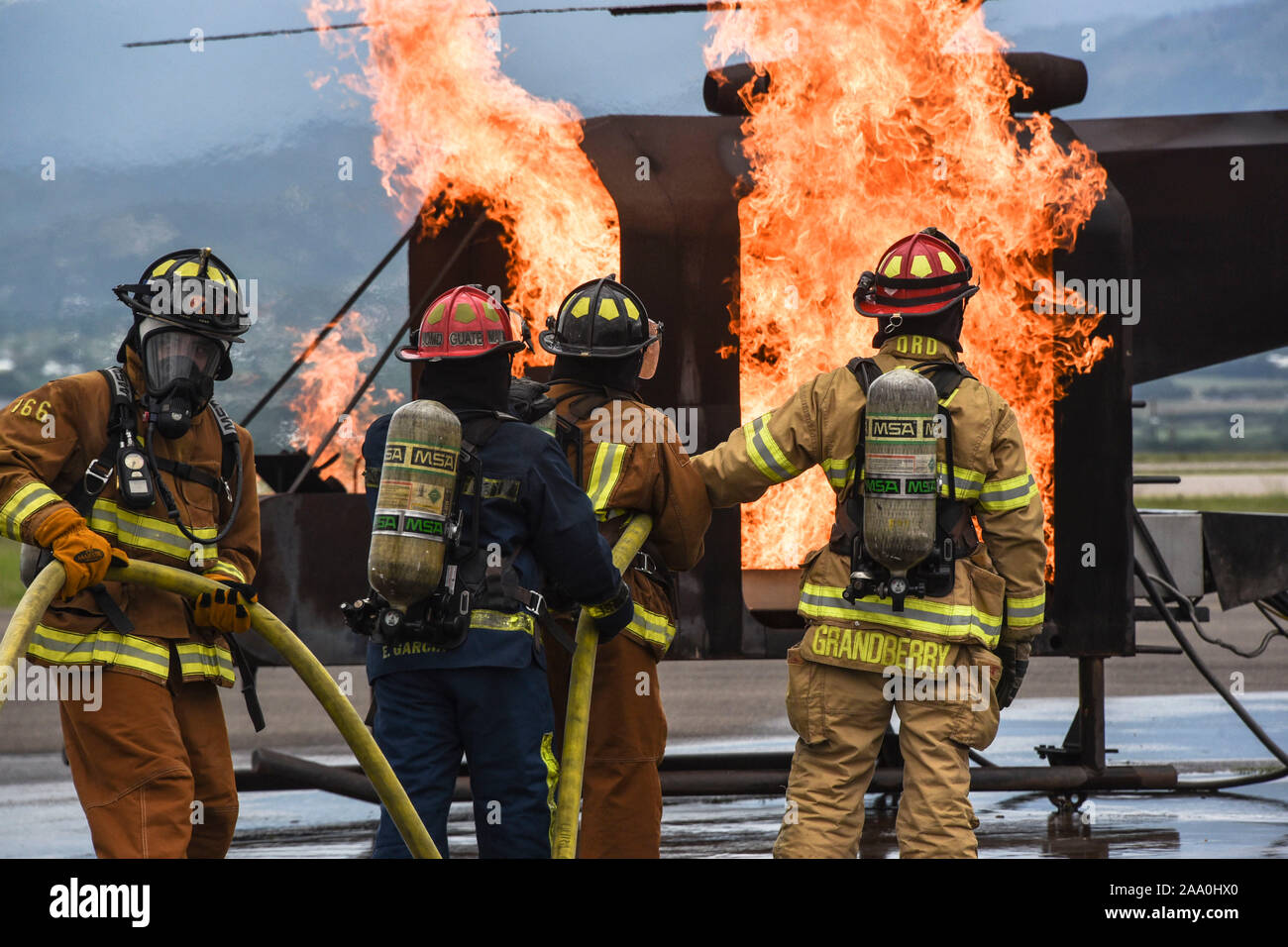 Gemeinsame Aufgabe Force-Bravo, 612Th Air Squadron Feuerwehrmänner mit 25 Feuerwehrmänner aus Honduras, Guatemala, El Salvador, Belize und Costa Rica im Soto Cano Air Base, Honduras ausgebildet in Mittelamerika Austausch von gegenseitigen operationeller Kenntnisse und Erfahrungen (CENTAM RAUCH), einer alle zwei Jahre stattfindenden Übung auf Basis statt, August 19 - 23. Feuerwehrmänner an Flugzeugen Fire Training, 21. August 2019. Stockfoto