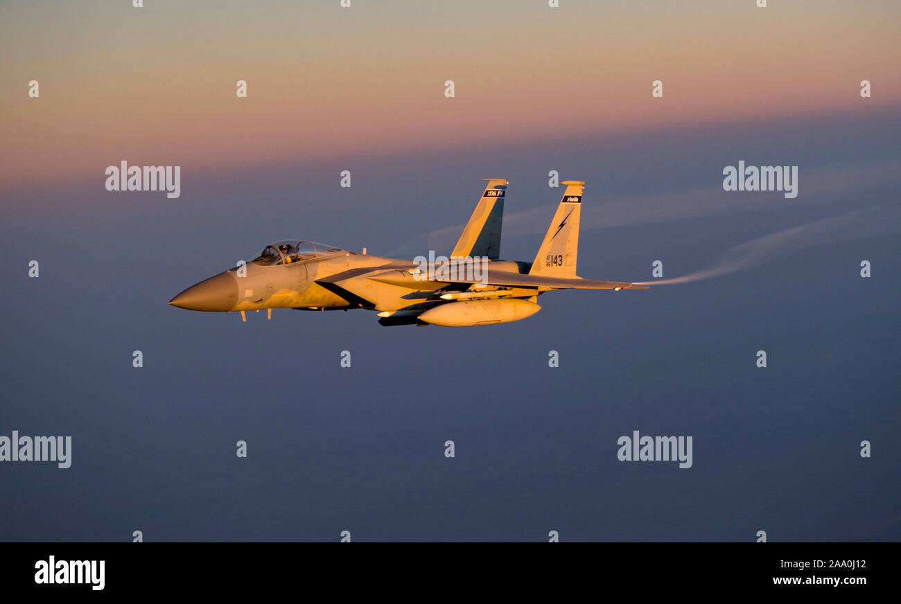 Ein US Air Force F-15C Eagle führt eine Combat Air Patrol Mission über eine stille Lage in Südwestasien, Sept. 3, 2019. Die F-15C spielt eine zentrale Rolle in der Air Force Central Command Operations durch ständige Bereitschaft zur Unterstützung des Flugbetriebs durch Abschreckung und Stabilität und die Stärkung der Mission Bemühungen der Koalitionspartner. Stockfoto