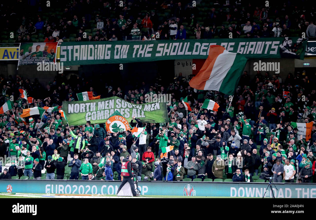 Republik Irland Fans auf den Tribünen zeigen Unterstützung für ihr Team während der UEFA EURO 2020-Qualifikationsspiel im Aviva Stadium, Dublin. Stockfoto