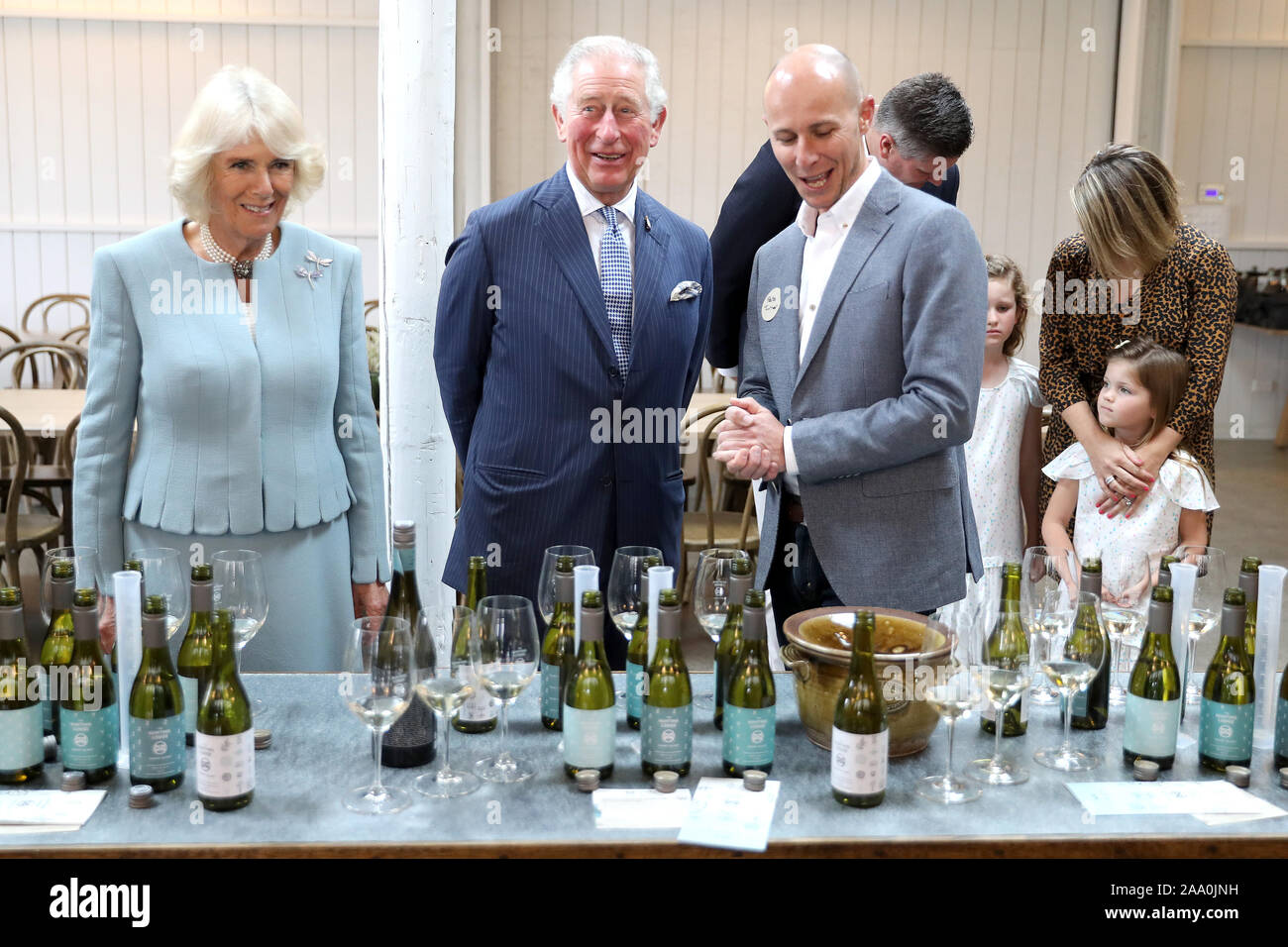 Der Prinz von Wales und die Herzogin von Cornwall während einer Weinprobe im Rahmen eines Besuches der Jagdhütte Weingut in Auckland, am zweiten Tag der königlichen Besuch in Neuseeland. PA-Foto. Bild Datum: Montag, November 18, 2019. Siehe PA Geschichte ROYAL Tour. Photo Credit: Chris Jackson/PA-Kabel Stockfoto