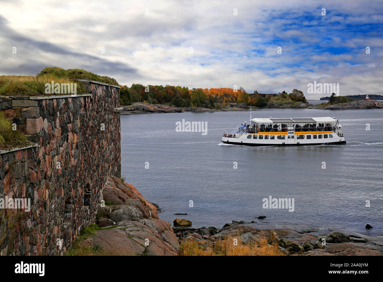 Kleine Fähre in der Nähe von Kustaanmiekka, Seefestung Suomenlinna im Herbst reisen. Helsinki, Finnland, Oktober 2019. Stockfoto