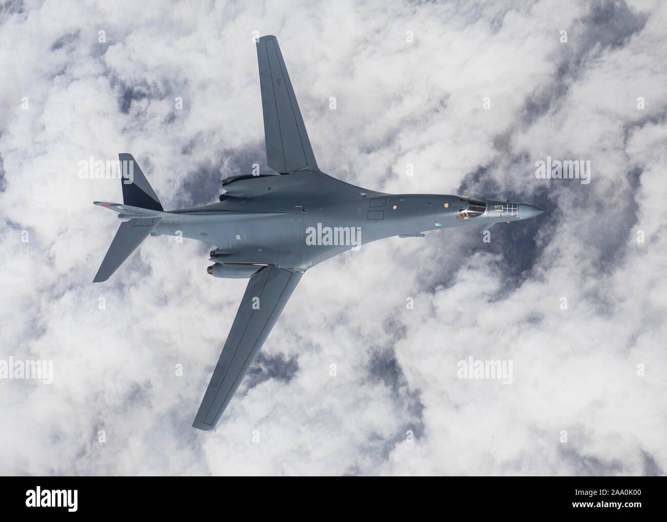 A B-1B Lancer bis 28 Bombe Flügel, Ellsworth Air Force Base, S.D. zugeordnet, hinunter nach Durchführung der Luftbetankung Operationen mit einer KC-135 Stratotanker R über zentrale Utah zu 151 Luftbetankung des California Air National Guard Flügel, Sept. 30, 2019 zugeordnet. KC-135R die Flotte des California Air National Guard ist in der Lage, Betankung eine Vielzahl von Jäger, Bomber und schwere Ladung Flugzeuge der Air Force, Navy und Marine Corps bestand. Stockfoto