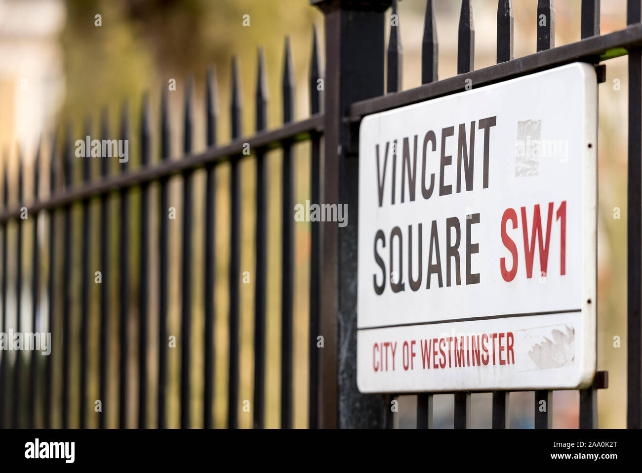 Das metallene Straßenschild und die eisernen Geländer, die die grünen Rasensportplätze und das Schulspielfeld am Vincent Square, London, SW1 umgeben Stockfoto