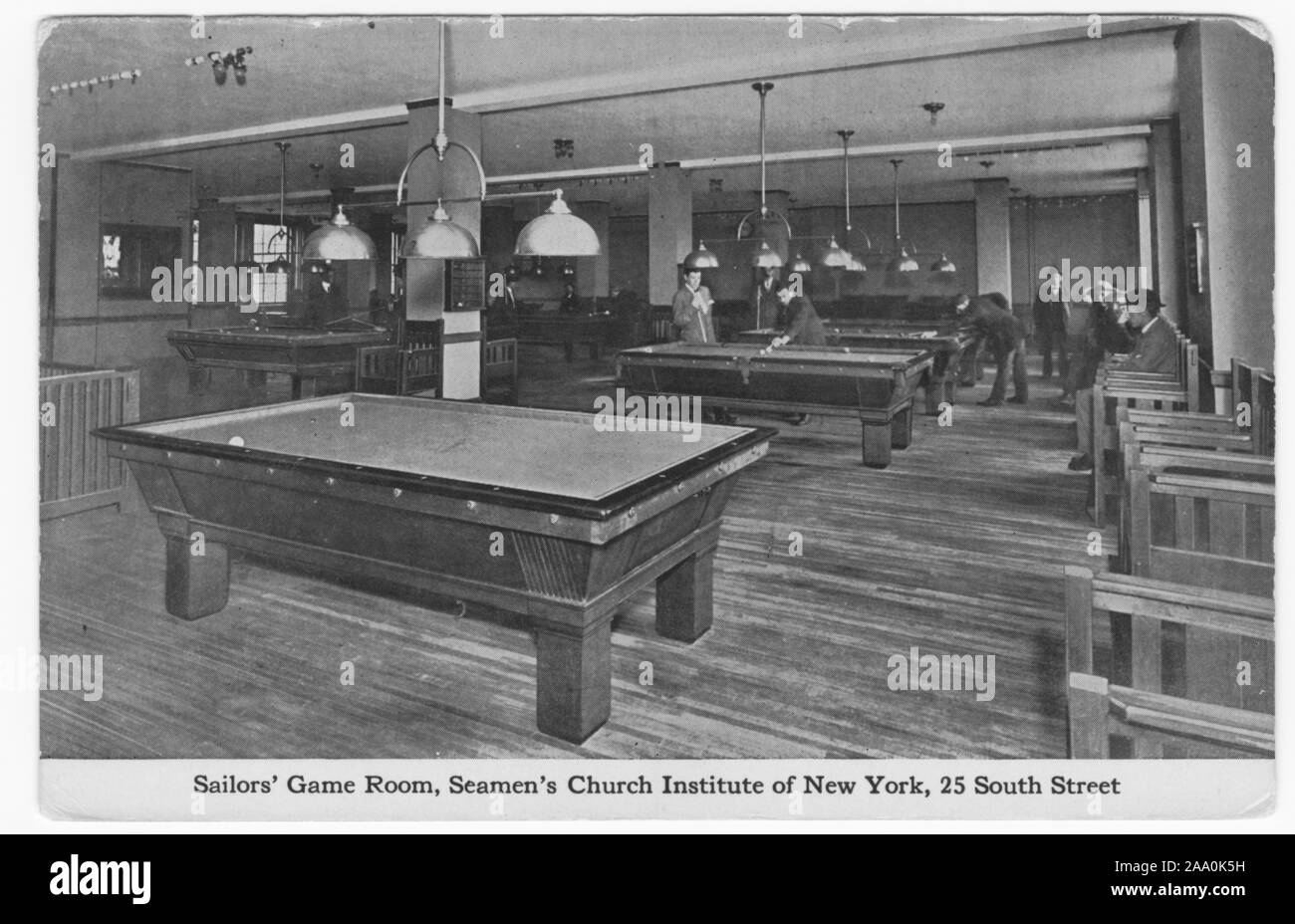 Postkarte von Männern spielen Pool innerhalb des Spiels Zimmer der Seeleute Kirche Institut von New York und New Jersey, graviert, 25 South Street, Manhattan, New York City, 1915. Von der New York Public Library. () Stockfoto