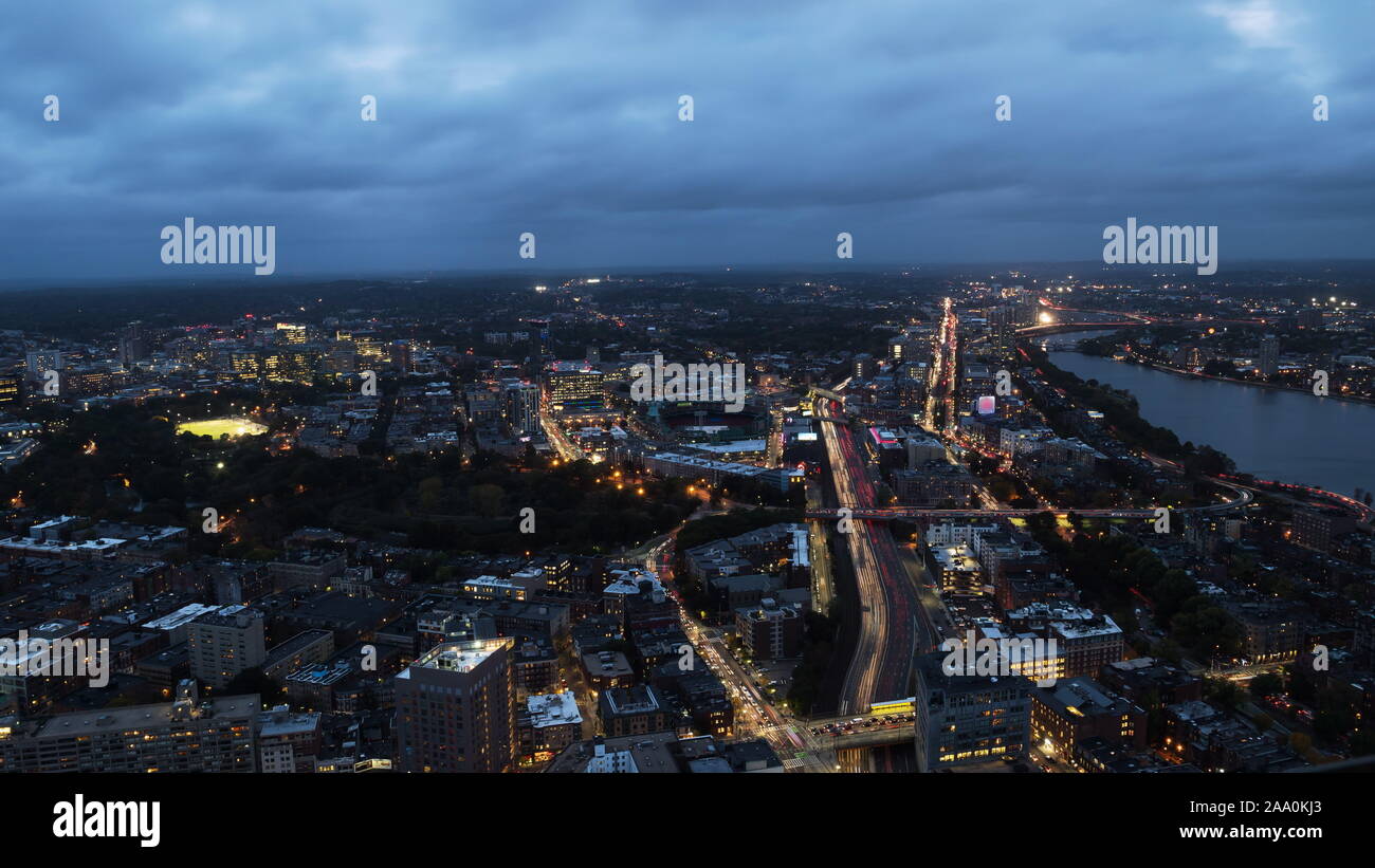 Nacht In Der Innenstadt Von Boston In Richtung Fenway Park Von Der Aussichtsplattform Des Skywalk In Boston Stockfotografie Alamy