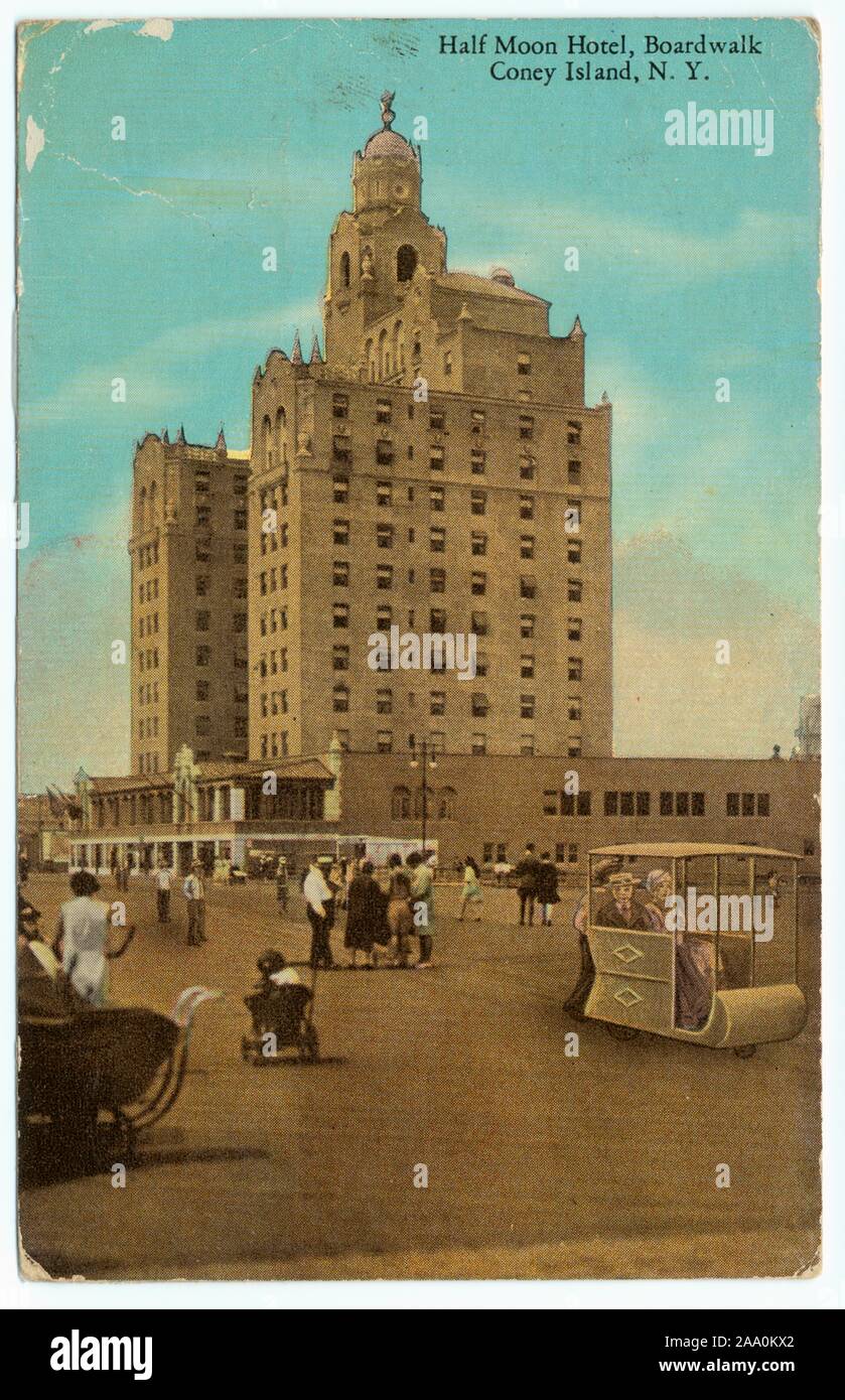 Illustrierte Postkarte des Half Moon Hotel auf der Riegelmann Boardwalk auf Coney Island, New York City, durch Manhattan Card Publishing Co, 1935 veröffentlicht. Von der New York Public Library. () Stockfoto