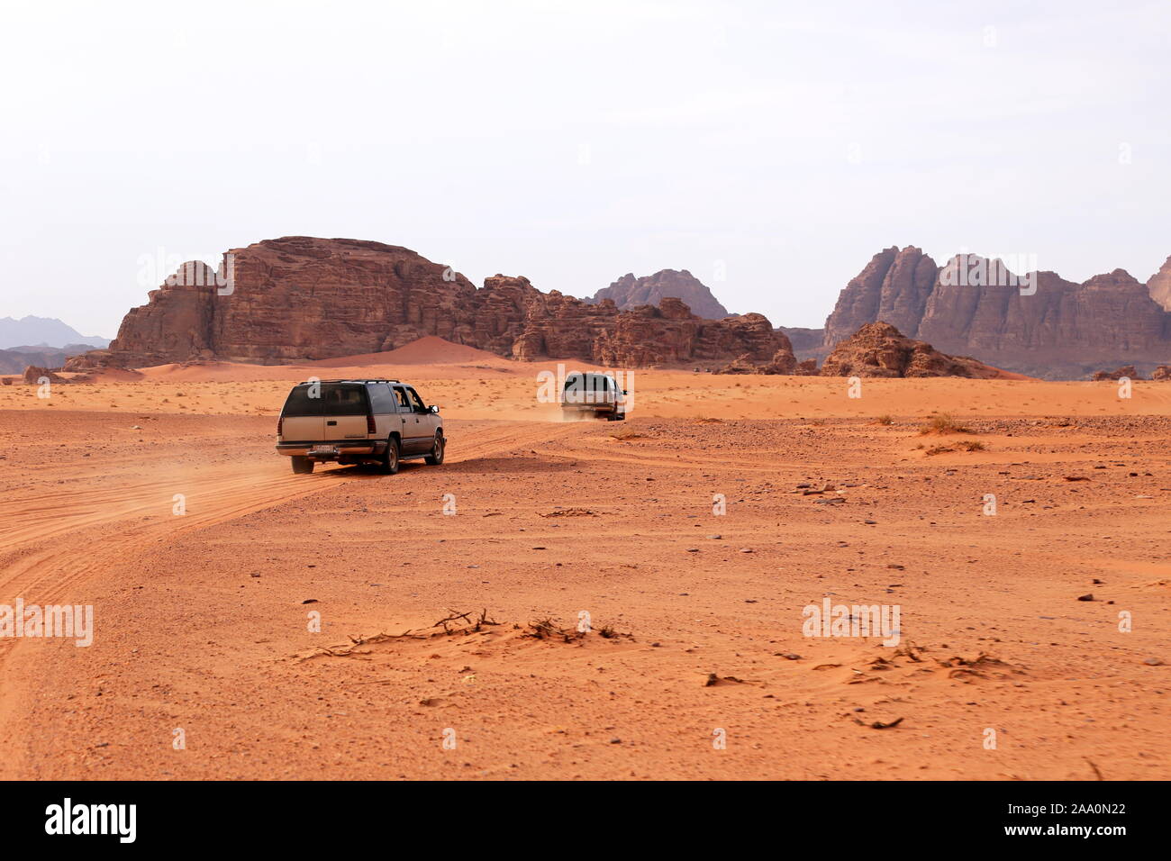 Safari mit Allradantrieb, Jabal Al Qattar, Wadi Rum Protected Area, Gouvernement Aqaba, Jordanien, Naher Osten Stockfoto