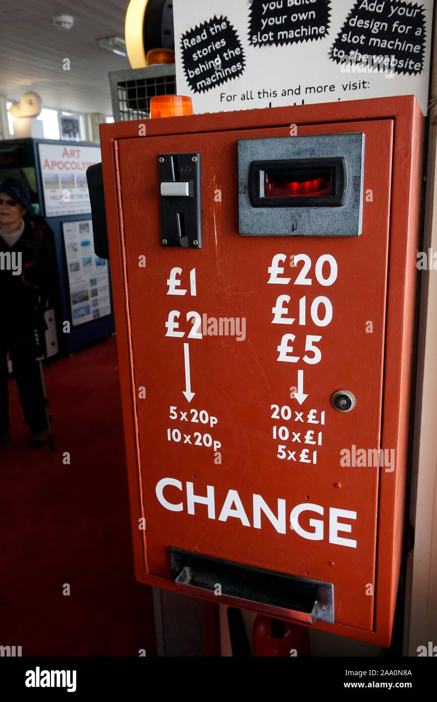 Geld wechseln Maschine in Spiele Arcade auf southwold Pier suffolk England Großbritannien Stockfoto
