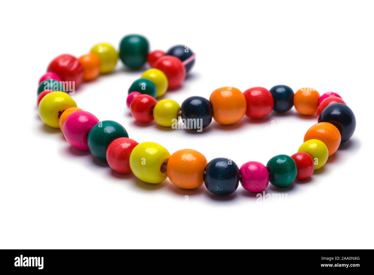Holz Perle Halskette isoliert auf weißem Hintergrund. Stockfoto
