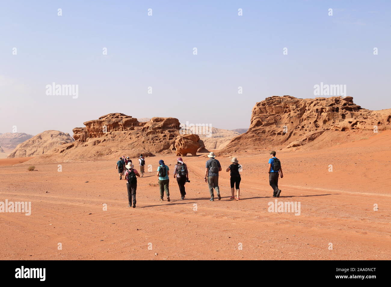 Desrt Trek nähert sich Chicken Rock (alias Cow Rock), Wadi Rum Protected Area, Gouvernement Aqaba, Jordanien, Naher Osten Stockfoto