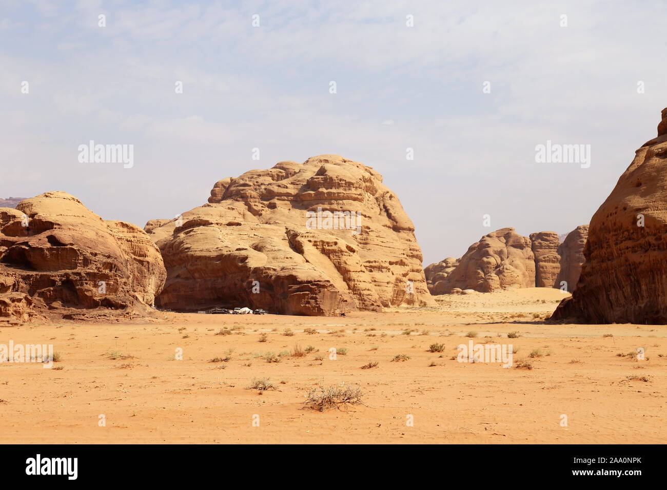 Wüstenlager Beduinen unter natürlichen Felsformationen aus Sandstein, Schutzgebiet Wadi Rum, Gouvernement Aqaba, Jordanien, Naher Osten Stockfoto