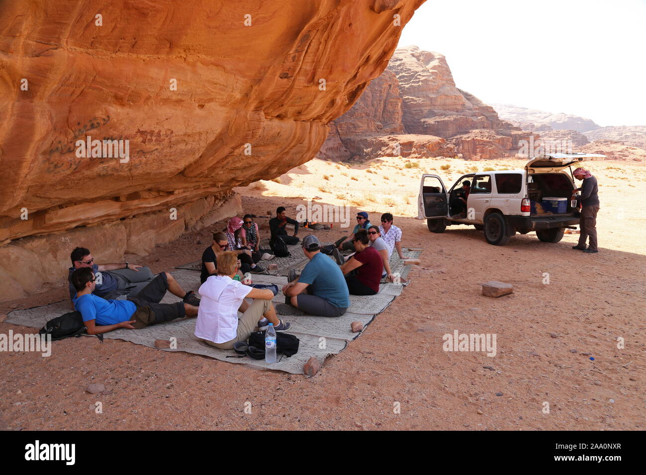 Safari mit Allradantrieb in der Nähe von Jabal Al Gaddar, Wadi Rum Protected Area, Gouvernement Aqaba, Jordanien, Naher Osten Stockfoto
