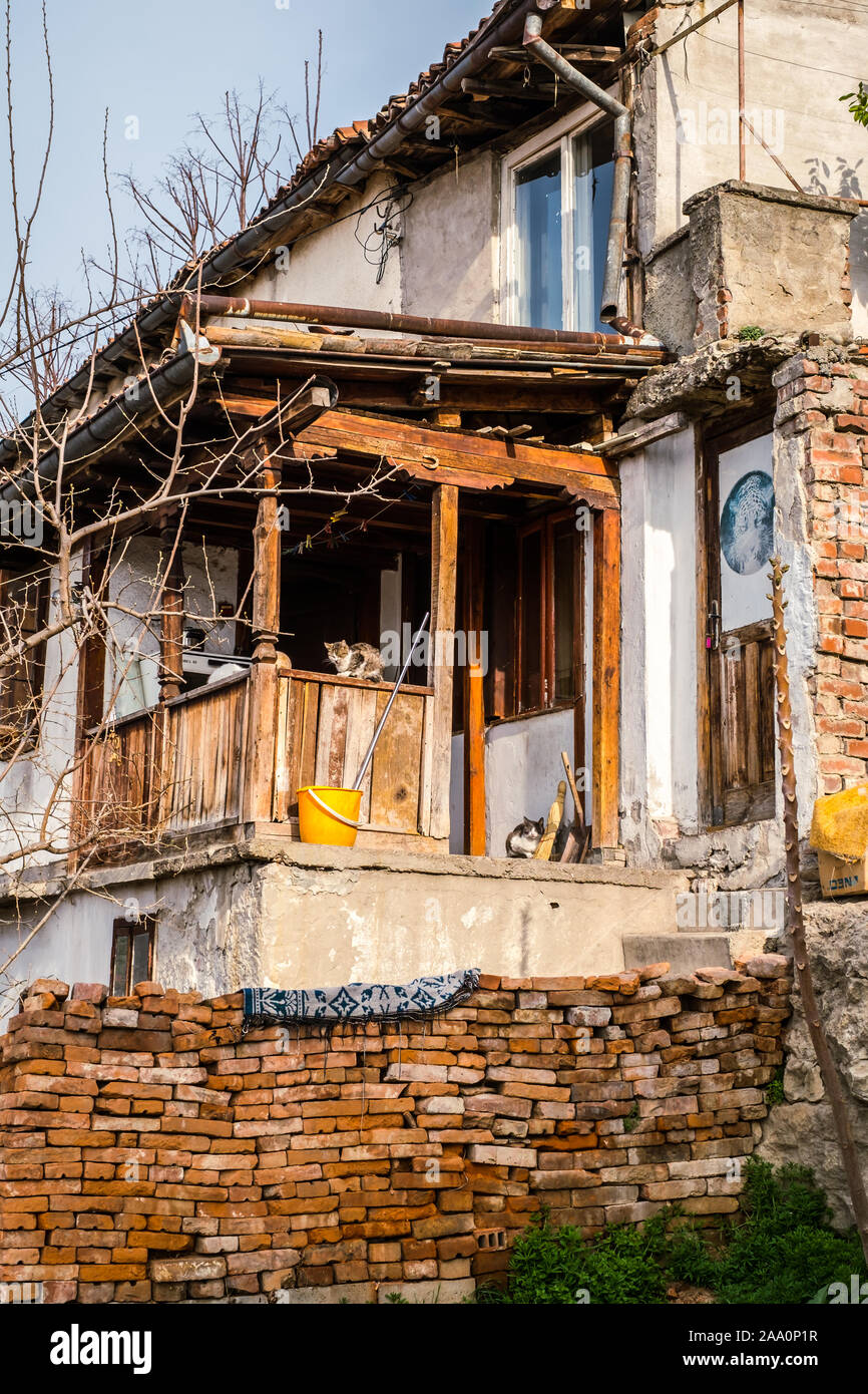Stadt Veliko Tarnovo, Bulgarien - 24. März 2017. Traditionelle bulgarische Architektur in der alten mittelalterlichen Stadt, Veliko Tarnovo, Bulgarien Stockfoto
