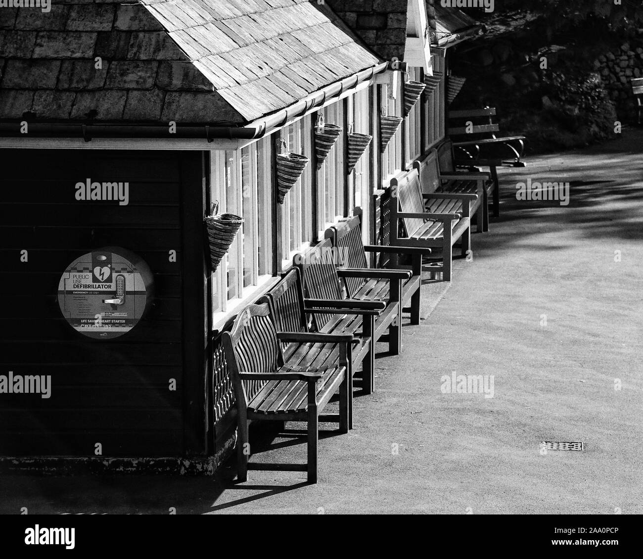 Keswick, Cumbria, Großbritannien - 6. April 2019: Schwarz-Weiß-Bild des Fitz Park im Lake District Stadt Keswick, mit einem defibrillator an der Wand Stockfoto