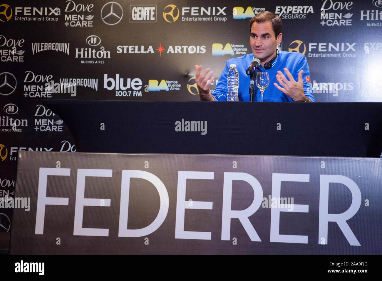 Buenos Aires, der Hauptstadt Argentiniens. Nov, 2019 18. Pressekonferenz von Roger Federer und Alexander Zverev nach ihrer Ankunft in Buenos Aires, Argentinien. Beide Spieler werden Sterne in der Ausstellung übereinstimmen, findet am Mittwoch, den 20. November im Parque Roca. Im Prinzip war das Spiel gegen Juan Martínez-n del Potro, werden aber fünf Tage nach der Show, der Argentinischen sagte, daß er nicht, weil der physikalischen Probleme in der Lage sein würde, zu spielen. Credit: ZUMA Press, Inc./Alamy leben Nachrichten Stockfoto