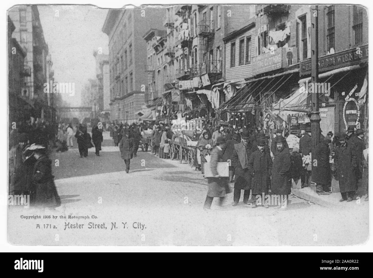 Postkarte von Menschen und Straßenhändler in einem geschäftigen Hester Street, New York City, erstellt und von dem Rotograph Co, 1905 veröffentlicht. Von der New York Public Library. () Stockfoto