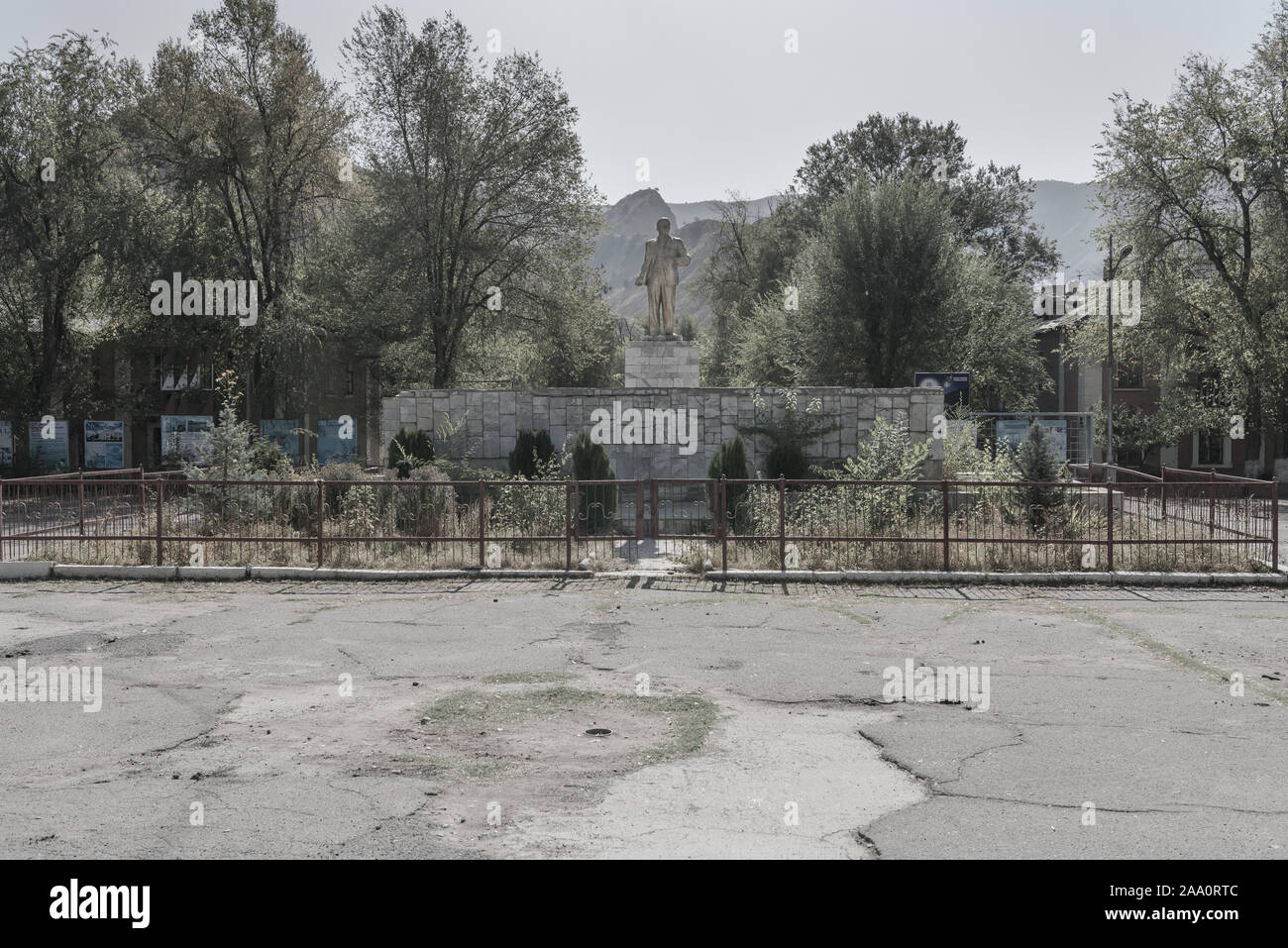 Sowjetische Zerfall in Mailluu Suu, Kirgisistan Stockfoto