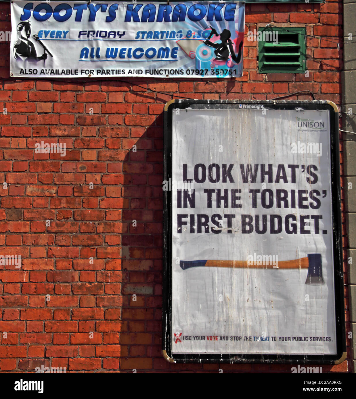 Schauen, was in der Tories erste Budget, haben Ihre Stimme Unison Union Poster, Northwich, Cheshire, England Stockfoto