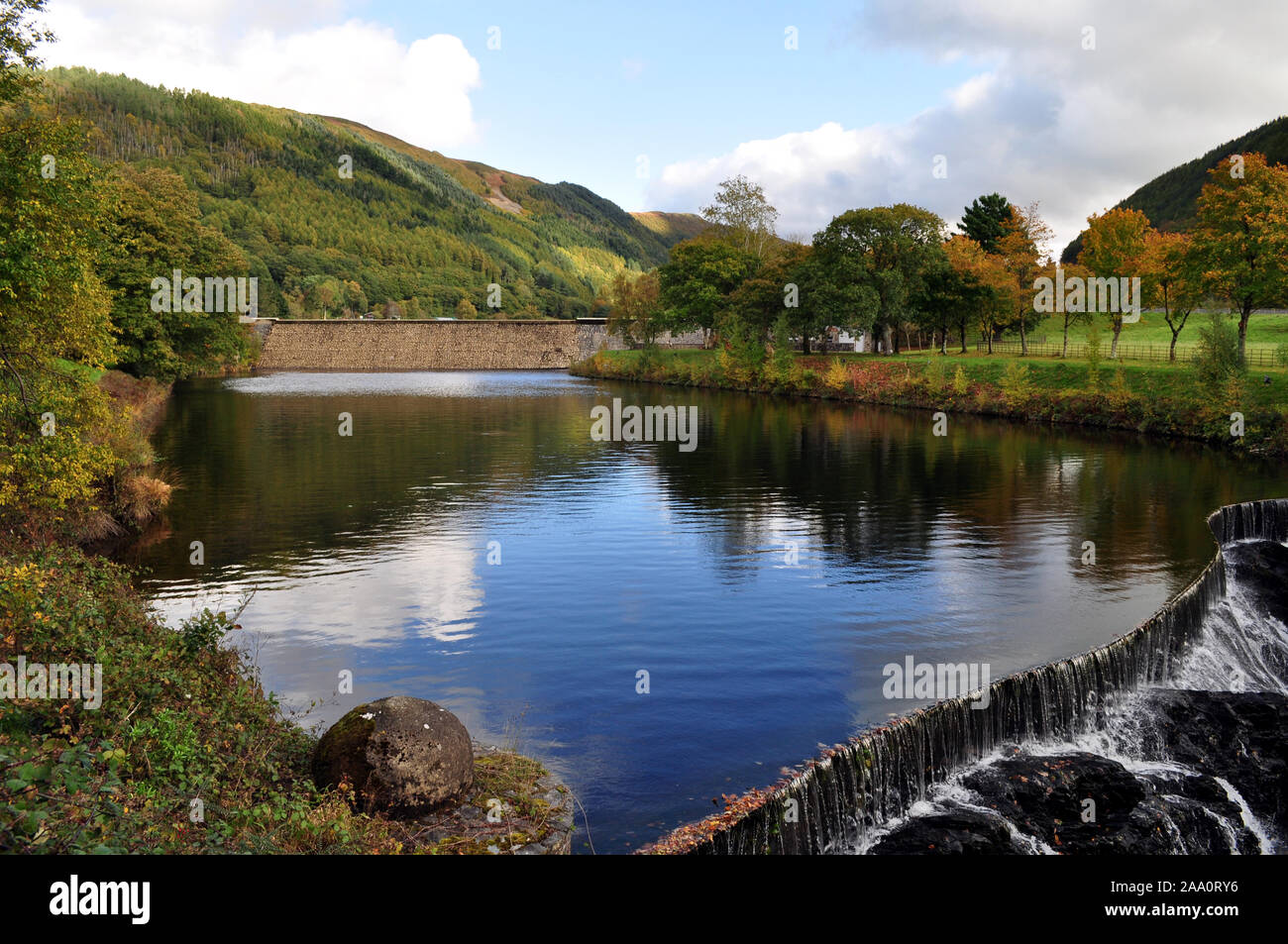 Schöne Cwm Rheidol See, Dam und Wasserfall, Capel Bangor, Aberystwyth Wales UK Teil der Hydro Power Station. Stockfoto