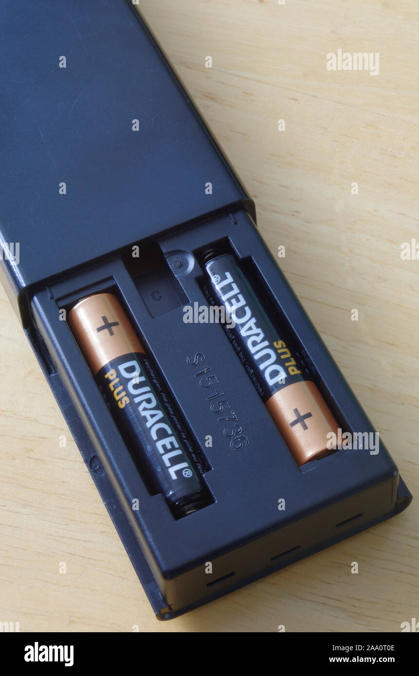 AAA oder LR03 1,5v Duracell Plus Alkaline Batterien, in ein TV oder Fernbedienung Stockfoto