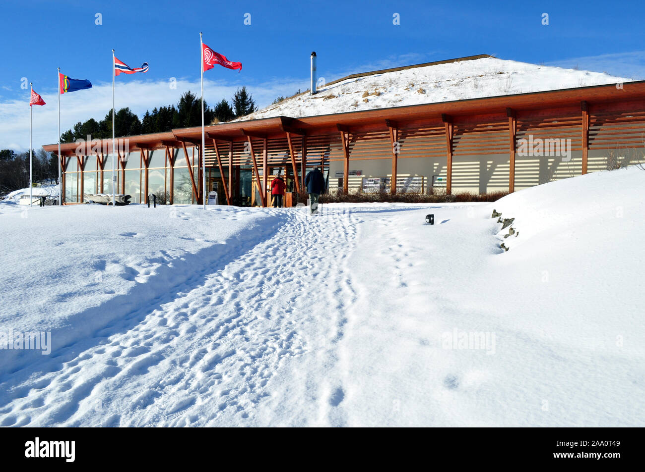 Trondenes Harstad/Norwegen Europa 24. März 2017: trondenes Besucherzentrum mit Schnee und blauem Himmel Hintergrund abgedeckt. Stockfoto