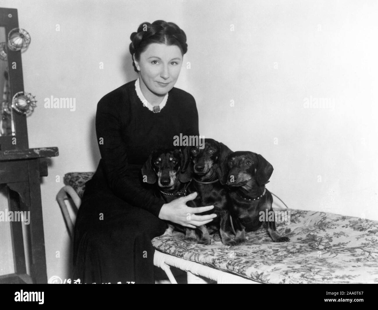 JUDITH ANDERSON im Kostüm als Mrs Danvers Ankleidezimmer offen mit 3 Hunden während der Dreharbeiten von Rebecca 1940 Regisseur Alfred Hitchcock Roman von Daphne Du Maurier Produzent David O. Selznick Selznick International Pictures/United Artists Stockfoto