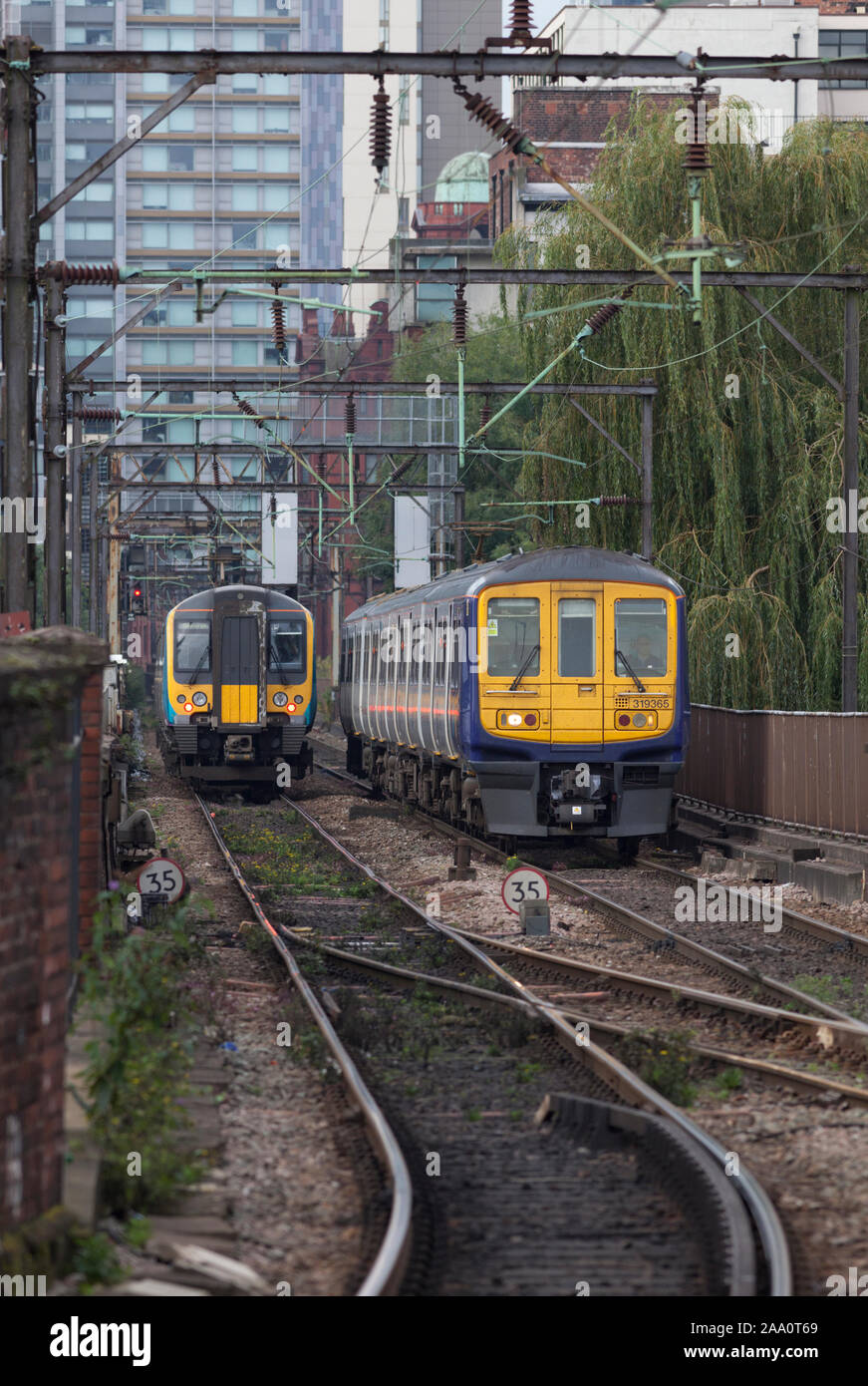 Nord- und Transpennine Express Züge, die auf der überlasteten Castlefield Korridor im Stadtzentrum von Manchester, Manchester Piccadilly Stockfoto