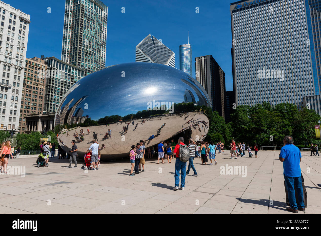 Chicago, Illinois, USA - Juli 1, 2014: die Menschen, die in der Cloud Gate Skulptur, im Millennium Park in der Innenstadt von Chicago. Stockfoto