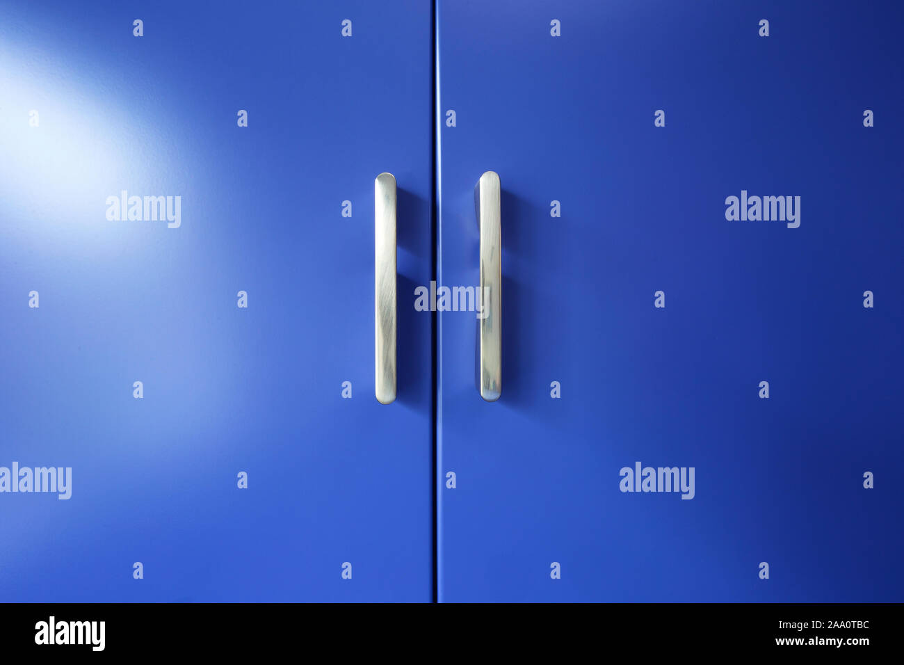 Bunte marineblau Schrank Türen moderne Design Hintergrund Textur, retro  Innenraum Stockfotografie - Alamy