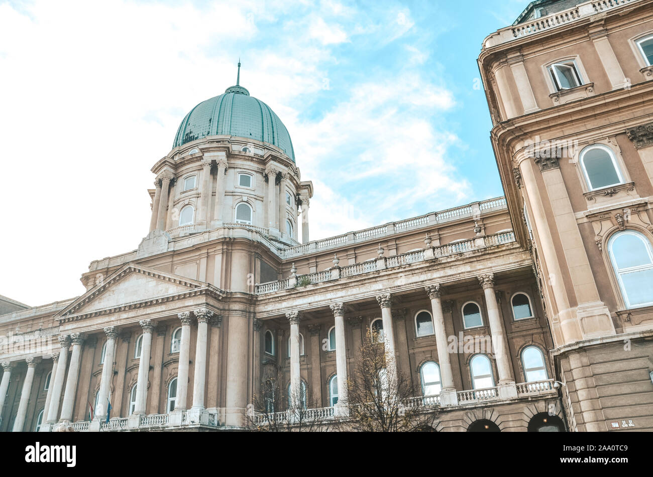 Schloss Buda in Budapest, Ungarn mit hellblauen Himmel oben. Schloss und Palast Komplex der ungarischen Könige. Fassade mit Säulen, Balkone und Kuppel. Touristische Sehenswürdigkeiten. Stockfoto