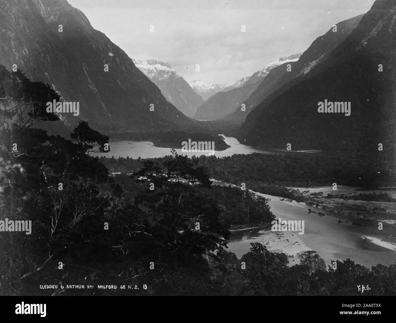 Schwarze und weiße Landschaft Foto des Cleddau und Arthur Flüsse in Milford Sound im Fjordland National Park in South Island, Neuseeland fließt, durch die der Fotograf Frank Coxhead, 1885. Von der New York Public Library. () Stockfoto