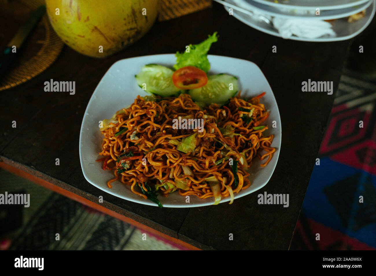 Pad Thai Nudeln mit Huhn und Gurken auf dem Tisch Stockfoto