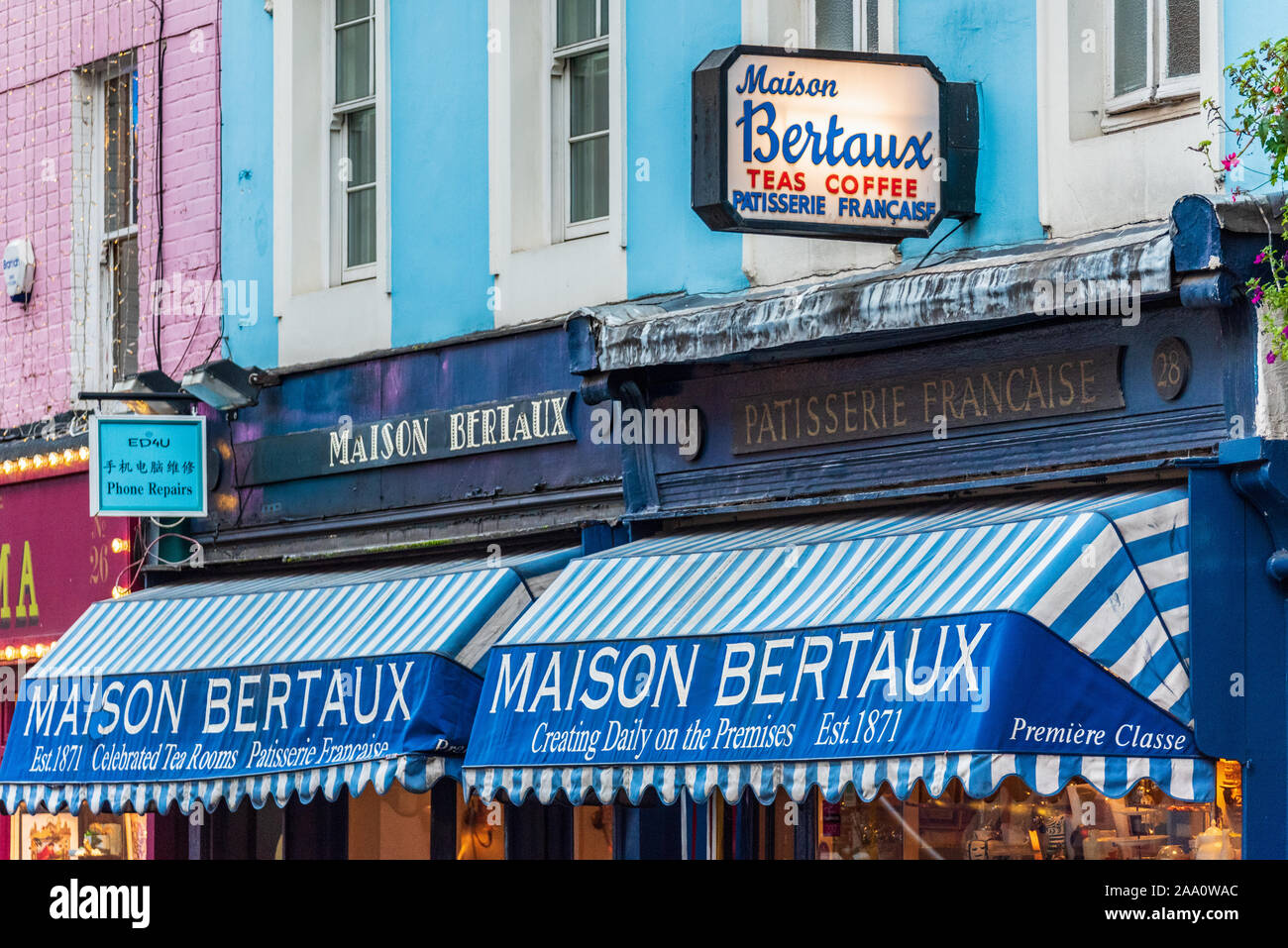 Maison Bertaux in der Griechischen Straße Soho, 1871 gegründet von einem Monsieur Bertaux aus Paris, ist der älteste Pâtisserie shop in London. Soho, Soho Wohn Stockfoto