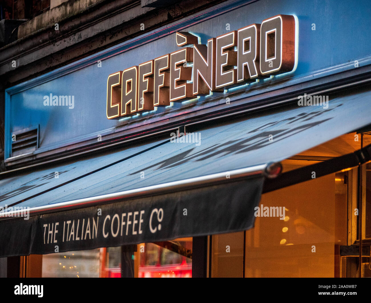 Caffe Nero - Cafe Nero - Caffè Nero-Signage außerhalb eines Caffe Nero Coffee Shop in London Stockfoto